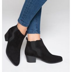 Ozdobne elastyczne półbuty chelsea. Czerwone botki damskie skórzane marki La Redoute Collections, z okrągłym noskiem. Za 136,46 zł.
