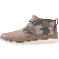 UGG FREAMON CAMO Oksfordki brindle. Brązowe półbuty męskie Ugg, bez wzorów, ze skóry, na sznurówki. Za 479,00 zł.