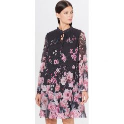 Plisowana sukienka w kwiaty - Czarny. Czarne sukienki damskie Mohito, s, w kwiaty, bez kołnierzyka, bez rękawów. Za 139,99 zł.