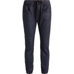 GStar ARC 3D SLIM SPORT LOW BF Jeansy Relaxed Fit darkblue denim. Niebieskie rurki damskie G-Star, z elastanu. W wyprzedaży za 375,20 zł.