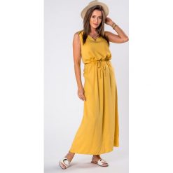 Sukienka maxi z dekoltem w serek i ściągaczem w pasie. Sukienki damskie Made in Poland, s, bez wzorów, z dekoltem w serek, bez rękawów, maxi. Za 99,00 zł.