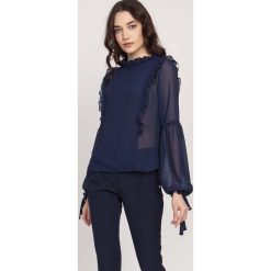 Granatowa Elegancka Kobieca Bluzka z Falbankami. Niebieskie bluzki damskie Lanti, s, bez wzorów, z poliesteru, eleganckie, z falbankami, bez rękawów. Za 114,90 zł.