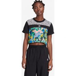 Adidas Originals HER Studio London Koszulka Czarny Wielokolorowy. Czarne koszulki damskie adidas Originals, z nadrukiem, z bawełny, bez kołnierzyka. Za 119,95 zł.