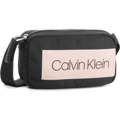 Listonoszki damskie: Torebka CALVIN KLEIN BLACK LABEL – Block Out Small Cros K60K604278 001