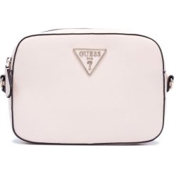 Guess Carys Cross body bag Różowy. Różowe torebki klasyczne damskie Guess, w paski, z materiału, bez dodatków. Za 388,95 zł.