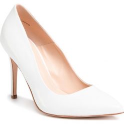 Szpilki SOLO FEMME - 34201-A8-H52/000-04-00 Biały. Białe półbuty damskie Solo Femme, bez wzorów, ze skóry, bez obcasa, na obcasie, bez zapięcia. Za 339,00 zł.