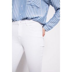 Wrangler - Jeansy Crop White. Białe jeansy damskie skinny marki Wrangler, z elastanu. W wyprzedaży za 239,90 zł.
