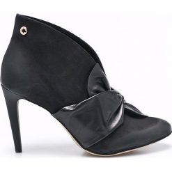 Carinii - Botki. Czarne buty zimowe damskie Carinii, z materiału, z okrągłym noskiem, na obcasie. W wyprzedaży za 219,90 zł.