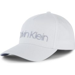 Czapka z daszkiem CALVIN KLEIN - Calvin Klein K60K605516 101. Białe czapki damskie Calvin Klein, bez wzorów, z bawełny. Za 159,00 zł.