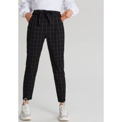Materiałowe spodnie high waist z paskiem - Czarny. Czarne spodnie damskie Cropp, bez wzorów, z tkaniny, z podwyższonym stanem. Za 99,99 zł.