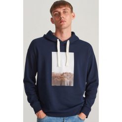 Bluza z nadrukiem - Granatowy. Niebieskie bluzy męskie Reserved, s, z nadrukiem, bez kołnierzyka, bez rękawów, bez kaptura. W wyprzedaży za 69,99 zł.