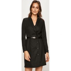 Vero Moda - Sukienka. Czarne sukienki damskie Vero Moda, na co dzień, w paski, z poliesteru, casualowe, bez kołnierzyka, z długim rękawem, długie, mini, proste. W wyprzedaży za 129,90 zł.
