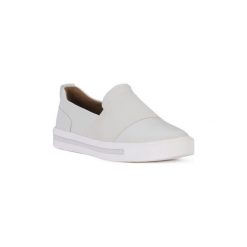 Tenisówki Clarks MAUI STEP. Białe trampki i tenisówki damskie Clarks, bez wzorów, bez zapięcia. Za 421,58 zł.