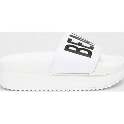 TheWhiteBrand - Klapki. Białe klapki damskie TheWhiteBrand, bez wzorów, ze skóry, bez obcasa, na obcasie. W wyprzedaży za 159,90 zł.