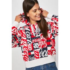 Tommy Jeans - Bluza x Coca-Cola. Czerwone bluzy damskie Tommy Jeans, s, z nadrukiem, z bawełny, bez rękawów, z kapturem. W wyprzedaży za 429,90 zł.