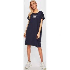 Tommy Jeans - Sukienka. Niebieskie sukienki damskie Tommy Jeans, na co dzień, s, z aplikacjami, z bawełny, casualowe, z okrągłym kołnierzem, bez rękawów, proste. Za 299,90 zł.