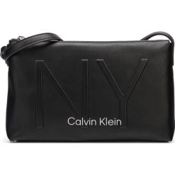 Calvin Klein Cross body bag Czarny. Czarne torebki klasyczne damskie Calvin Klein, w paski, z materiału, zdobione, bez dodatków. Za 428,95 zł.