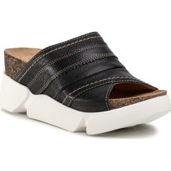 Klapki FLY LONDON - Suzefly P144582006 Black. Czarne klapki damskie Fly London, bez wzorów, ze skóry, bez obcasa, na obcasie. Za 489,00 zł.