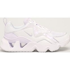 Nike - Buty WMNS NIKE RYZ. Białe buty sportowe damskie Nike, bez wzorów, ze skóry, sportowe. Za 399,90 zł.