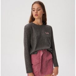 Sweter z haftowanym napisem - Szary. Szare swetry damskie Sinsay, s, z haftami, bez rękawów, bez kaptura. Za 39,99 zł.