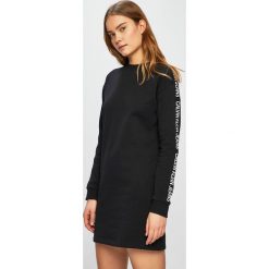Calvin Klein Jeans - Sukienka. Czarne sukienki damskie Calvin Klein Jeans, na co dzień, s, z nadrukiem, z bawełny, casualowe, z okrągłym kołnierzem, z długim rękawem, długie, mini, proste. W wyprzedaży za 349,90 zł.