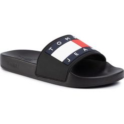 Klapki TOMMY JEANS - Flag Pool Slide EM0EM00284 Black BDS. Czarne klapki męskie Tommy Jeans, z jeansu, bez zapięcia. W wyprzedaży za 159,00 zł.
