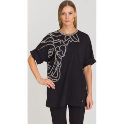 BLUZKA VERSACE COLLECTION ZDOBIONA. Czarne bluzki damskie Versace Collection, s, z aplikacjami, z okrągłym kołnierzem, z krótkim rękawem. Za 549,50 zł.