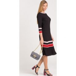 SUKIENKA PINKO. Czarne sukienki damskie Pinko, s, z aplikacjami, z dzianiny, z okrągłym kołnierzem, midi, dopasowane. Za 605,00 zł.