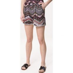 Czarne Szorty Person Cheer. Czarne szorty damskie Born2be, s, w koronkowe wzory, z bawełny. Za 24,99 zł.