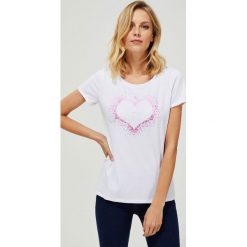 T-shirt z nadrukiem serca. Białe t-shirty damskie Moodo, xl, z nadrukiem, bez kołnierzyka. Za 29,99 zł.