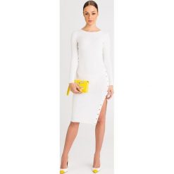 SUKIENKA elisabetta franchi. Białe sukienki damskie Elisabetta Franchi, na co dzień, z aplikacjami, z dzianiny, z okrągłym kołnierzem, z długim rękawem, długie, midi, proste. Za 1809,00 zł.