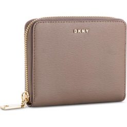 Duży Portfel Damski DKNY - Bryant Sm Zip Around R8313656 Desert DES. Pomarańczowe portfele damskie DKNY, bez wzorów, ze skóry. W wyprzedaży za 289,00 zł.