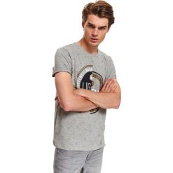 T-shirt z nadrukiem. Szare t-shirty męskie Top Secret, na jesień, m, z nadrukiem, klasyczne, z okrągłym kołnierzem, krótkie. W wyprzedaży za 49,99 zł.