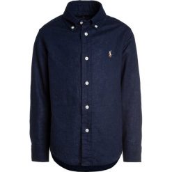 Polo Ralph Lauren Koszula newport navy. Niebieskie koszule chłopięce marki Polo Ralph Lauren, z bawełny, polo. Za 269,00 zł.