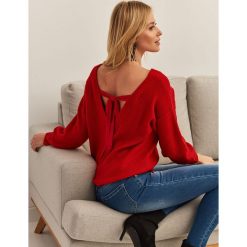 Sweter damski z ozdobnymi plecami. Czerwone swetry damskie Top Secret, na zimę, bez wzorów, z dzianiny, bez rękawów, bez kaptura. W wyprzedaży za 49,99 zł.