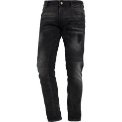 Tigha BILLY Jeansy Zwężane vintage black. Czarne jeansy męskie marki Tigha. W wyprzedaży za 471,20 zł.