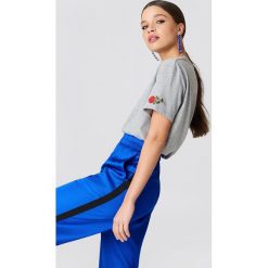 NA-KD T-shirt Rose Sleeve Embroidery - Grey. Szare t-shirty damskie marki NA-KD, z bawełny, z okrągłym kołnierzem. Za 60,95 zł.