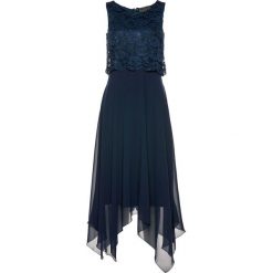 Sukienka Premium bonprix ciemnoniebieski. Niebieskie sukienki damskie bonprix, w koronkowe wzory, z koronki, eleganckie, bez kołnierzyka, bez rękawów, rozkloszowane. Za 169,99 zł.