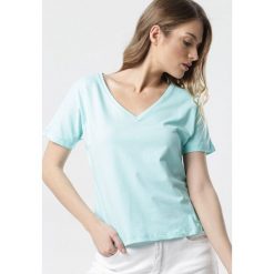 Jasnoniebieski T-shirt Wrafdiff. Zielone bluzki damskie Born2be, s, bez wzorów, z dzianiny, bez kołnierzyka, z krótkim rękawem. Za 54,99 zł.