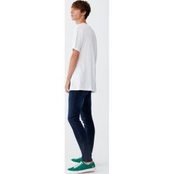Ciemnoniebieskie jeansy super skinny fit. Szare jeansy męskie marki Pull&Bear, m, bez wzorów. Za 89,90 zł.