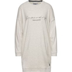 Sukienka dzianinowa Superdry W8000033A. Brązowe sukienki damskie Superdry, bez wzorów, z elastanu, bez kołnierzyka, bez rękawów. W wyprzedaży za 189,00 zł.