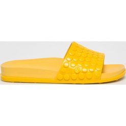 Melissa - Klapki Polibolha. Żółte klapki damskie Melissa, bez wzorów, z materiału, bez obcasa, na obcasie. W wyprzedaży za 129,90 zł.