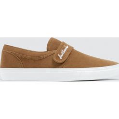 Tenisówki camel z haftem. Pomarańczowe buty sportowe męskie marki Pull&Bear, tenisowe. Za 99,90 zł.