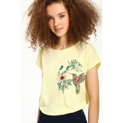 T-SHIRT KRÓTKI RĘKAW DAMSKI. Szare t-shirty damskie Top Secret, w kolorowe wzory. Za 14,99 zł.