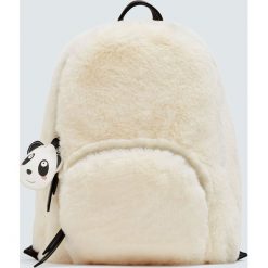 Kremowy plecak ze sztucznego futerka z pandą. Białe plecaki damskie Pull&Bear, bez wzorów. Za 159,00 zł.