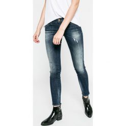 Diesel - Jeansy. Niebieskie jeansy damskie Diesel, z obniżonym stanem. W wyprzedaży za 499,90 zł.
