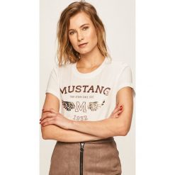 Mustang - T-shirt. Białe bluzki damskie Mustang, s, z nadrukiem, z bawełny, z okrągłym kołnierzem. W wyprzedaży za 49,90 zł.