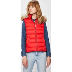 Tommy Jeans - Bezrękawnik puchowy. Czerwone kurtki damskie Tommy Jeans, s, bez wzorów, z poliesteru, z kapturem. W wyprzedaży za 479,90 zł.