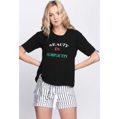 Czarny T-shirt Honesty. Czarne t-shirty damskie Born2be, s, w paski, z okrągłym kołnierzem. Za 19,99 zł.