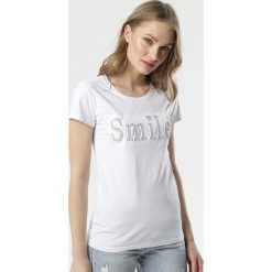 Biały T-shirt Fransiska. Białe bluzki damskie Born2be, s, z napisami, z okrągłym kołnierzem. Za 39,99 zł.